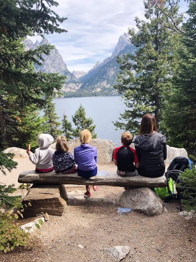 Οικογένεια σε σημείο θέας στο Grand Teton