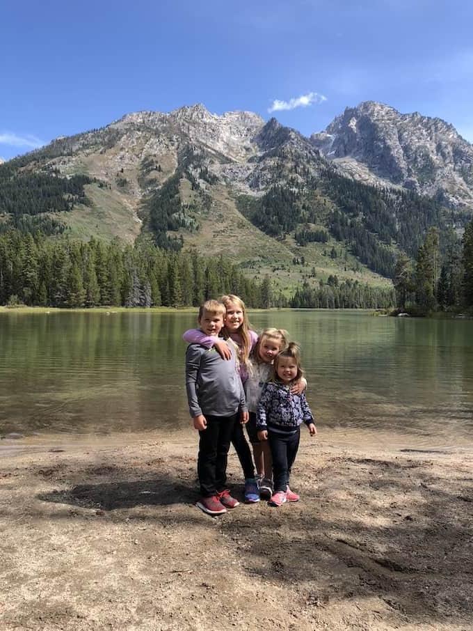 Παιδιά παίζουν στην λίμνη String στο Grand Teton