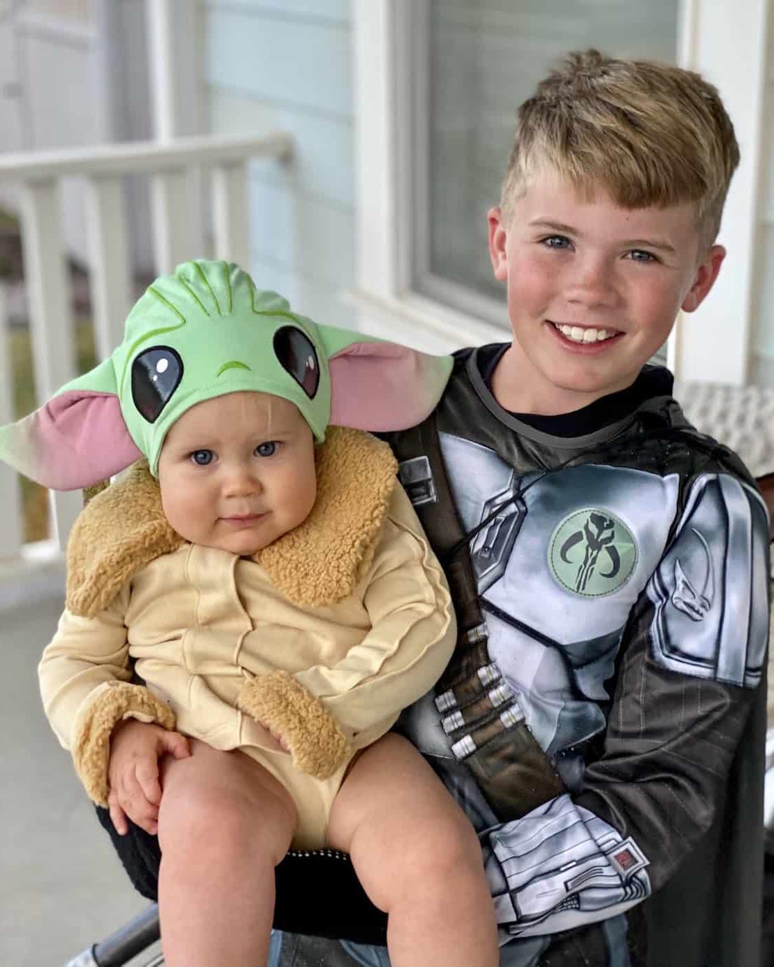 Ο Γκέιμπ ως Mandalorian και ο Ζαχαρίας ως Baby Yoda για Χάλογουιν.