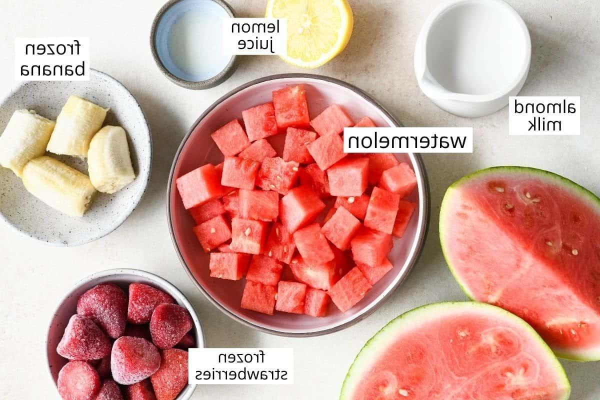 Πάνω όψη των υλικών για τη συνταγή smoothie καρπούζι