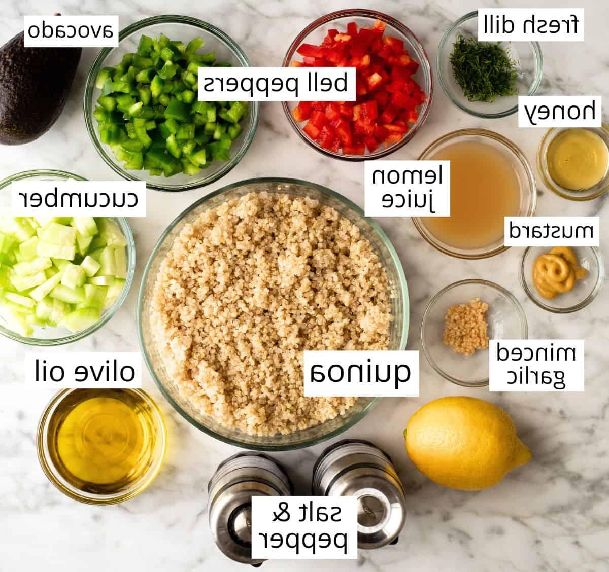 Φωτογραφία των σημαδεμένων υλικών αυτής της συνταγής σαλάτας κινόα