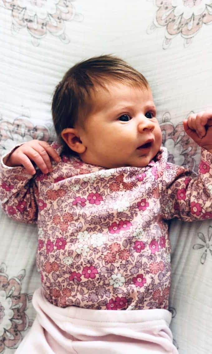 Η Keilah κοιμάται γαλήνια στην αγκαλιά της μητέρας της.