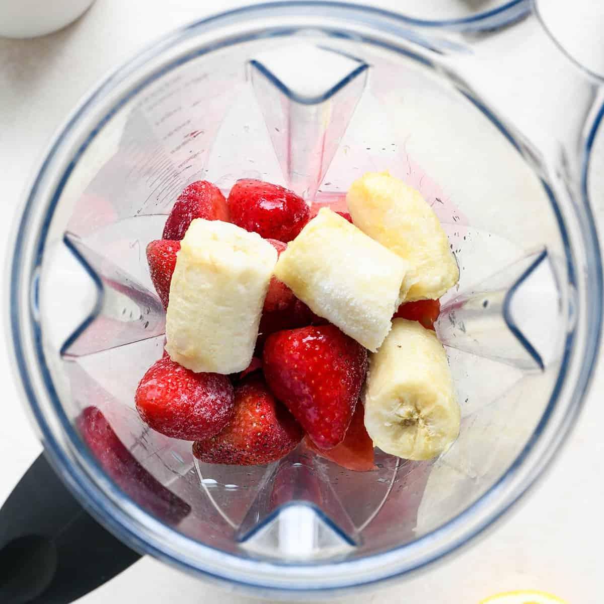 Πώς να Φτιάξετε ένα Smoothie Καρπούζι - υλικά στο μπλέντερ πριν την ανάμειξη