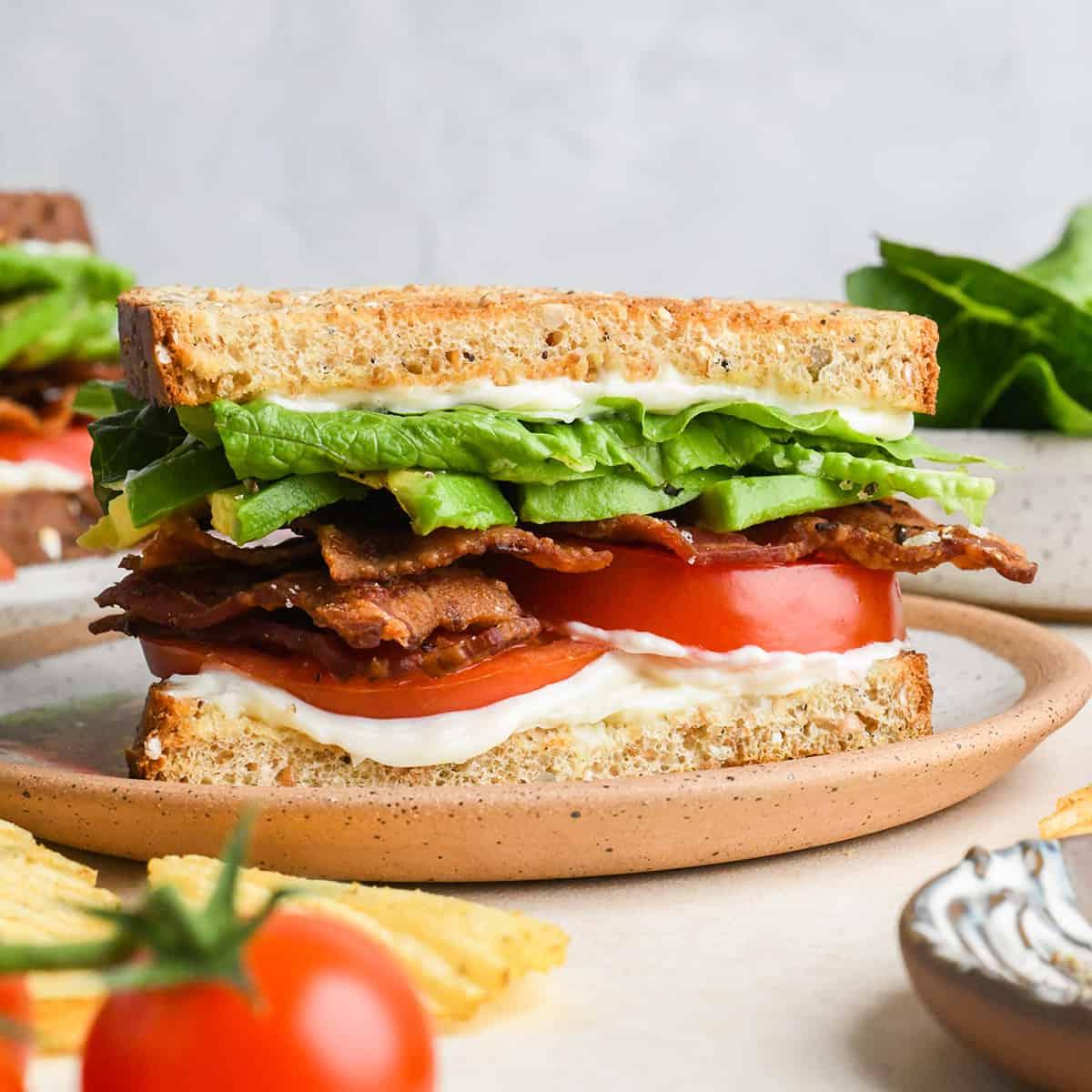 BLT Σάντουιτς σε ένα πιάτο