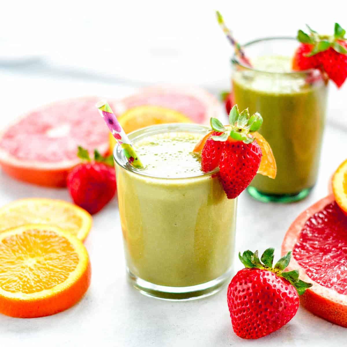 Μπροστινή όψη δύο ποτηριών Πράσινου Smoothie Εσπεριδοειδών