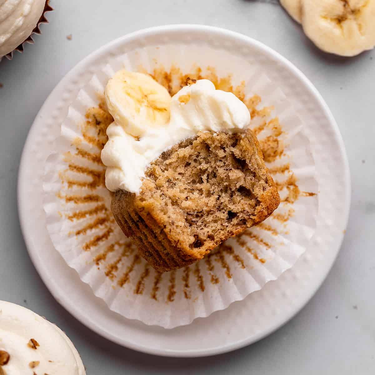 Ένα cupcake μπανάνας σε ένα πιάτο με μια μπουκιά φαγωμένη