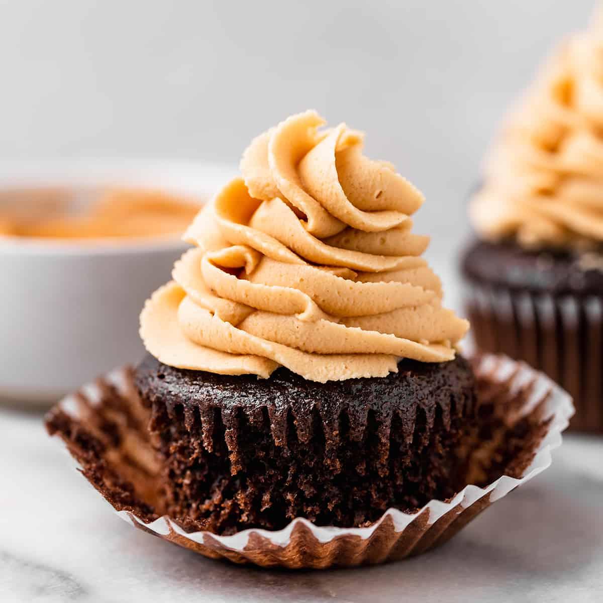 Γλάσο Φυστικοβούτυρου σε σοκολατένιο cupcake