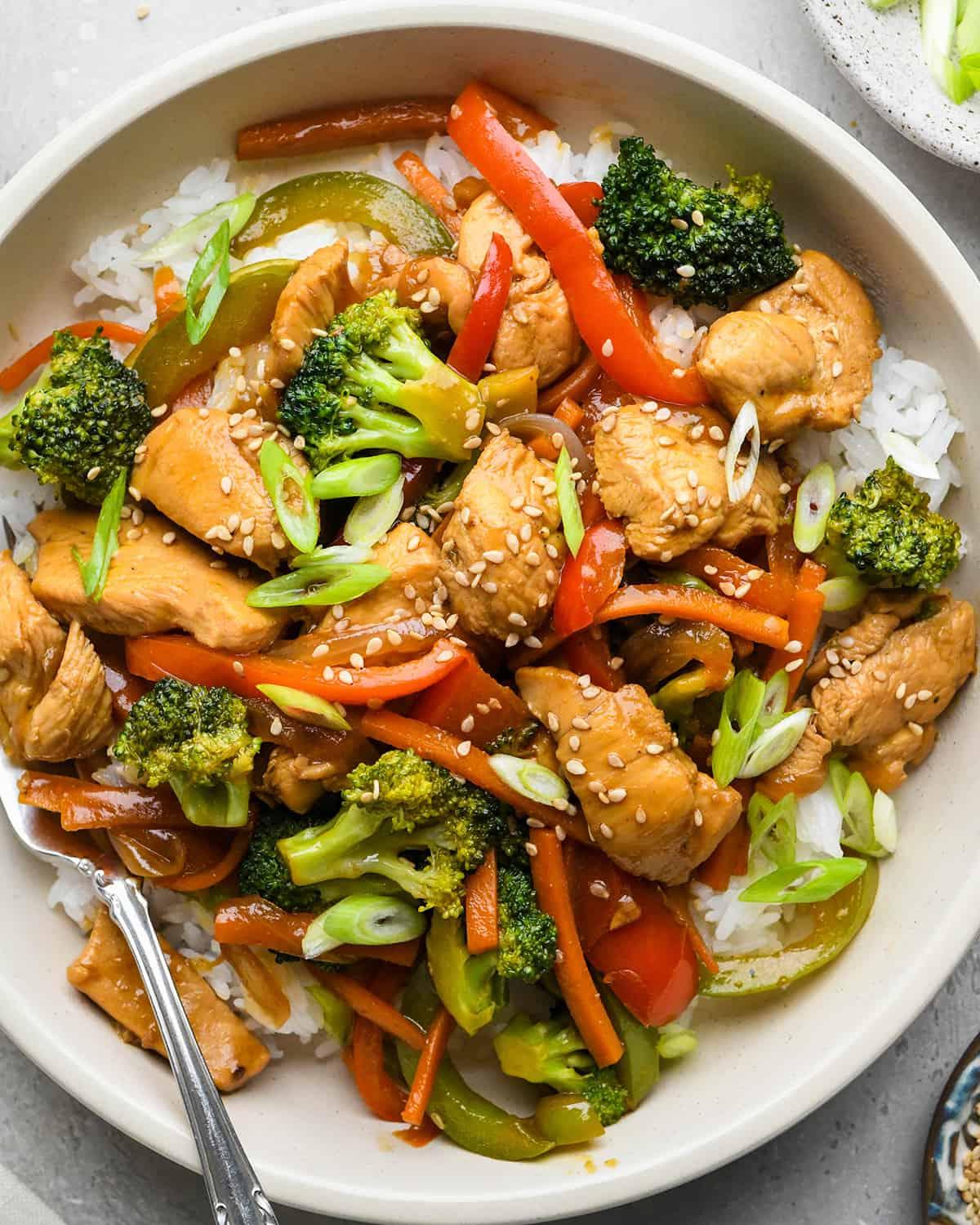 **Κοτόπουλο Σοτέ** 5 Κοτόπουλο Stir Fry με ρύζι σε μπολ με πιρούνι