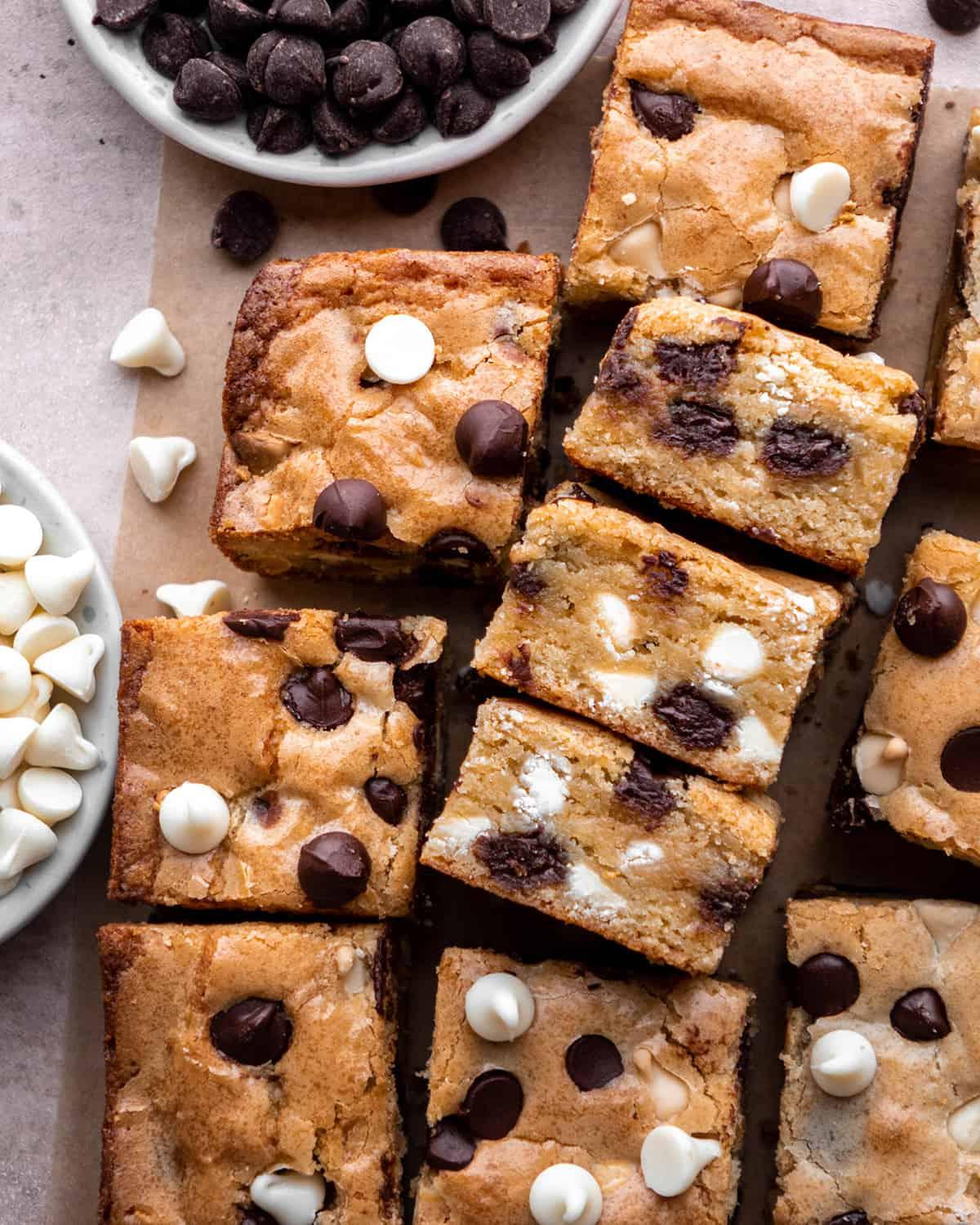 9 blondies κομμένα σε τετράγωνα, τρία ξαπλωμένα στο πλάι για να φαίνεται το εσωτερικό
