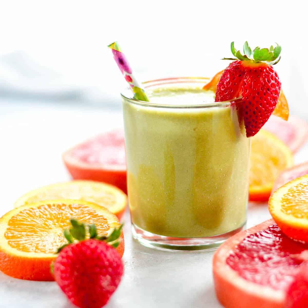 Μπροστινή όψη δύο ποτηριών με Πράσινο Smoothie Εσπεριδοειδών
