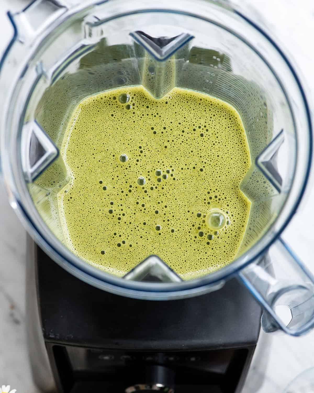 Σμούθι Μπανάνας Βρώμης Φυστικοβούτυρου 4 Smoothie με Μπανάνα, Βρώμη και Φυστικοβούτυρο σε δοχείο μπλέντερ μετά την ανάμειξη