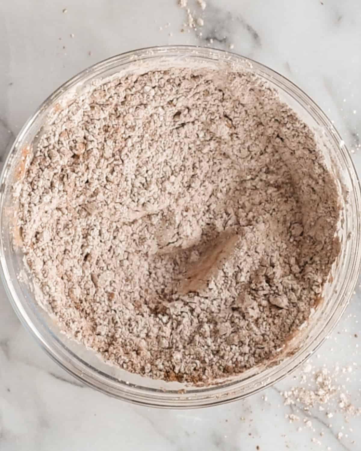 Πώς να φτιάξετε σοκολατένιο Puppy Chow - κακάο σε σκόνη και ζάχαρη άχνη σε μπολ μετά την ανάμειξη