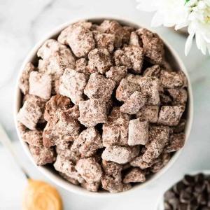 Βίντεο συνταγής: Puppy Chow με Μαύρη Σοκολάτα