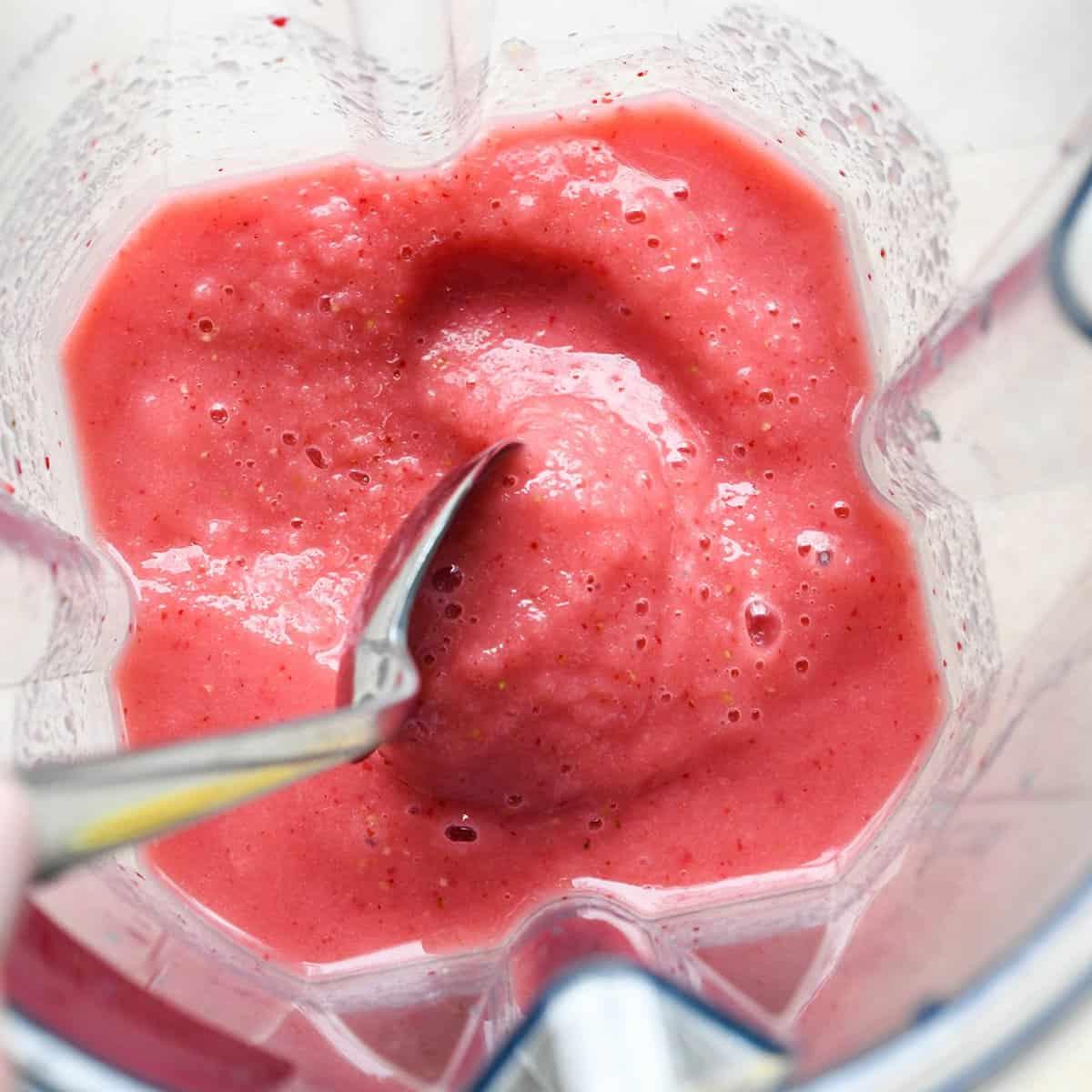 Πώς να Φτιάξετε ένα Smoothie Καρπούζι - κουτάλι βγάζει smoothie από το δοχείο του μπλέντερ