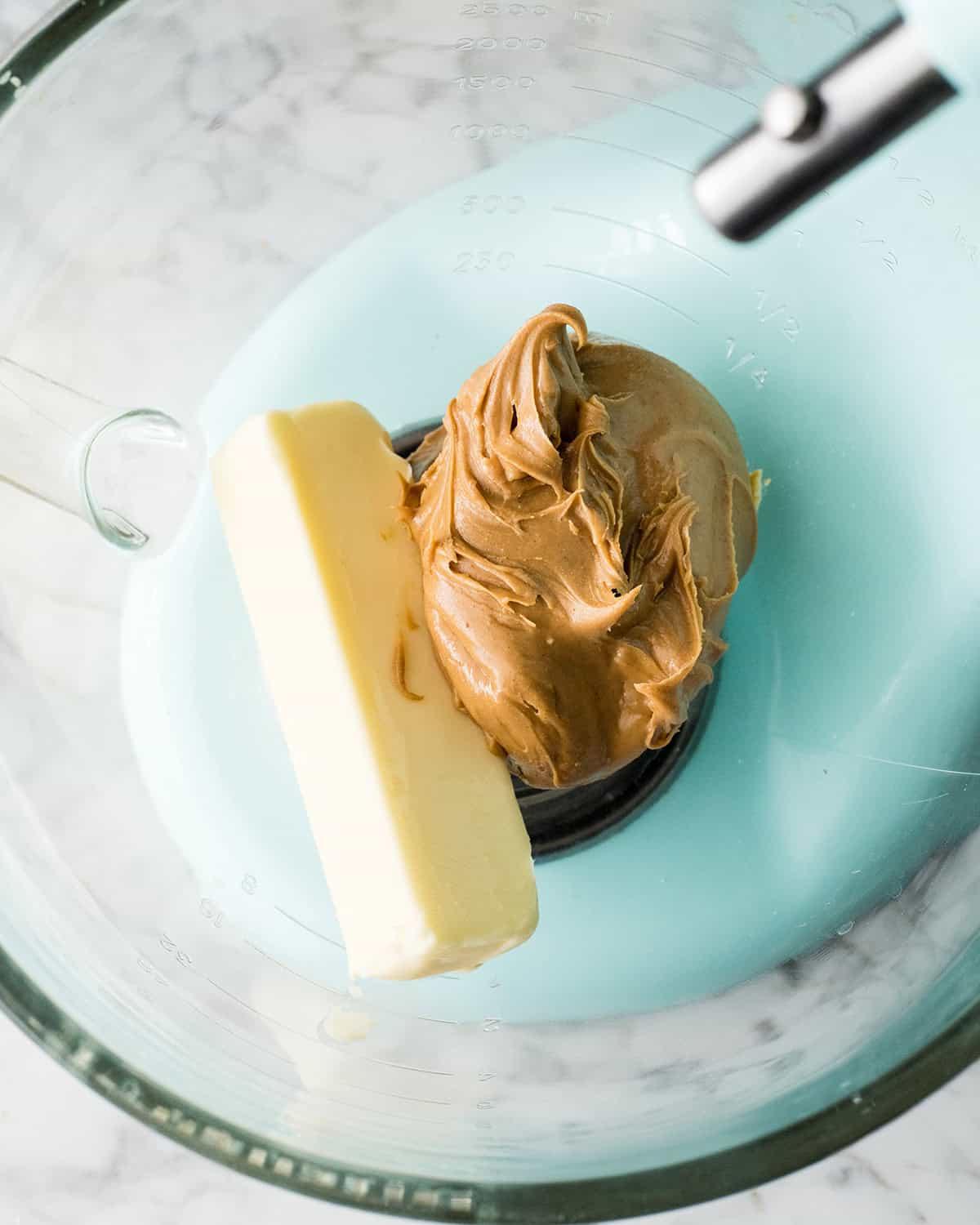 φτιάχνοντας συνταγή Peanut Butter Blossoms σε μίξερ - βούτυρο και φυστικοβούτυρο πριν το χτύπημα