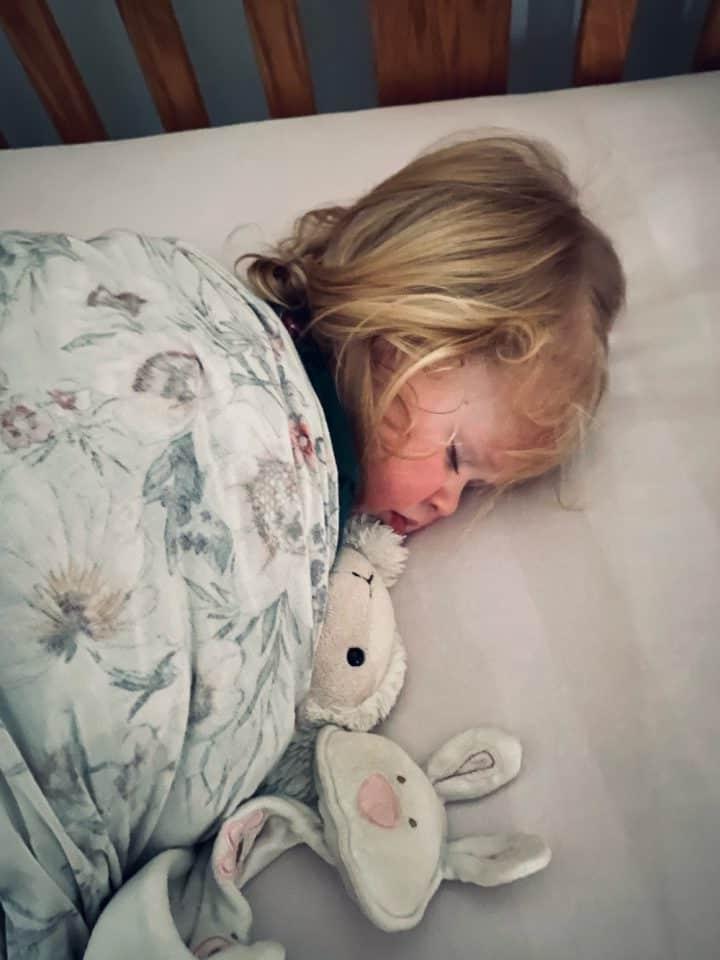 Η Keilah αγκαλιάζει τα αγαπημένα της λούτρινα παιχνίδια