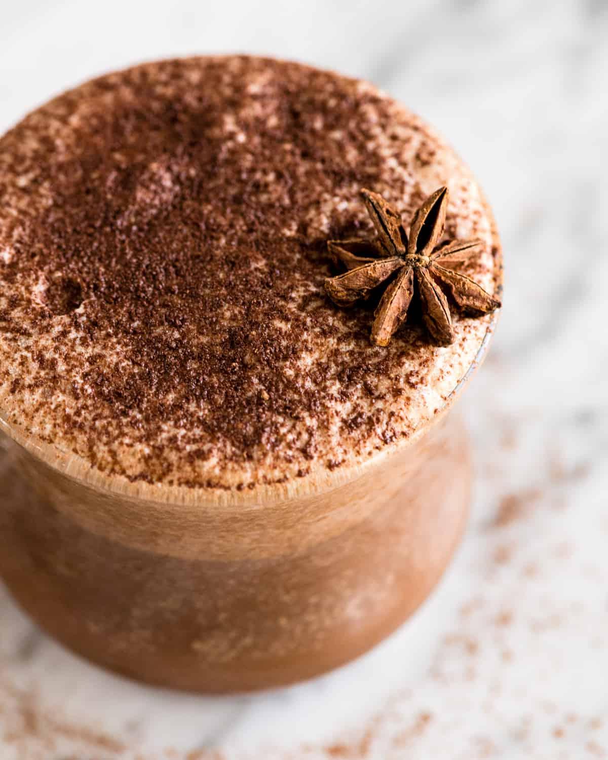 Πάνω πλάγια όψη μιας Vegan Mocha Latte φτιαγμένης στο Vitamix Aer Container