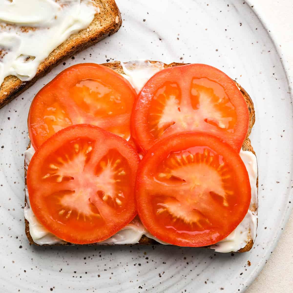 Συναρμολόγηση ενός BLT σάντουιτς - προσθήκη ντομάτας