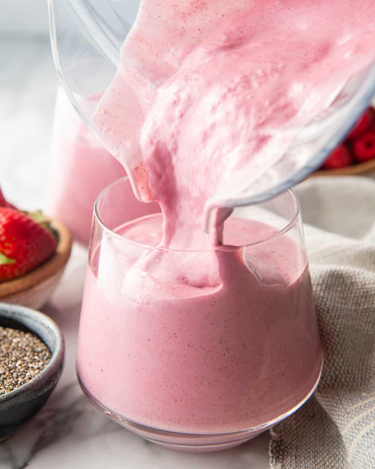 Σμούθι Πρωτεΐνης 9 Το πρωτεϊνούχο smoothie χύνεται από το δοχείο ανάμειξης σε ένα ποτήρι