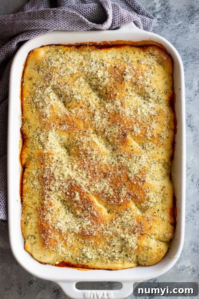 This Upside Down Pizza Casserole is hearty, filling, and the perfect family meal! It's easy to make and the perfect comfort food! #easyrecipe #casserole #pizza