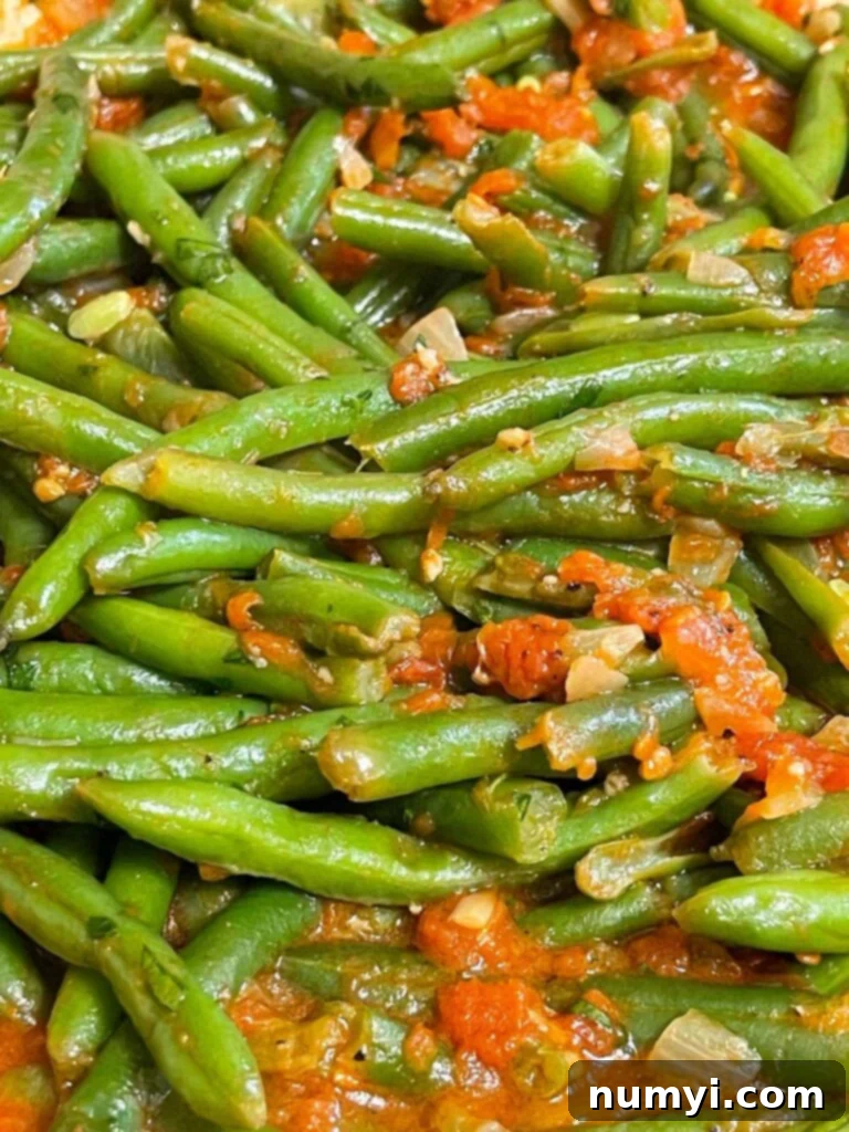 Green beans with tomato sauce.