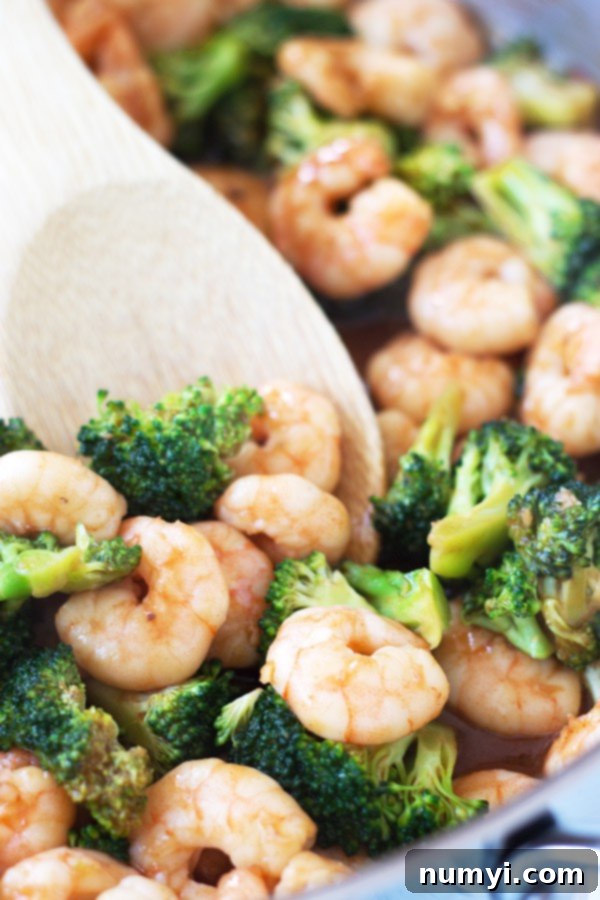 This Quick and Easy Shrimp and Broccoli will be on you table in about 15 minutes! Now that's fast! | www.countrysidecravings.com