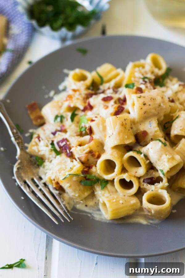 One Pot Bacon Alfredo: a creamy and savory pasta dish made with crispy bacon, perfect for a quick weeknight dinner.