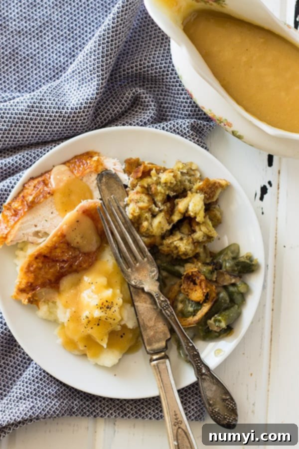 Perfect Homemade Turkey Gravy 5 An easy foolproof way to make Homemade Turkey Gravy with or without drippings! | www.countrysidecravings.com